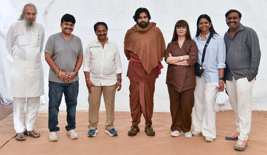 ఫోటో మూమెంట్ : ఎట్టకేలకు ‘హరిహర వీరమల్లు’ షూటింగ్ ముగించిన పవన్