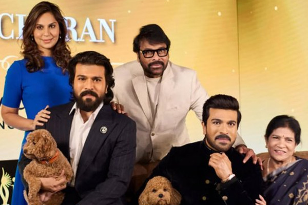 ఫోటో మూమెంట్ : రామ్ చరణ్ మైనపు విగ్రహంతో మెగా ఫ్యామిలీ క్యూట్ పిక్