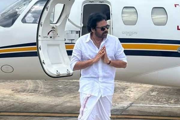 పిక్ టాక్: ఫ్లైట్ నుంచి డైనమిక్ లుక్ లో పవన్ కళ్యాణ్ ఎంట్రీ!