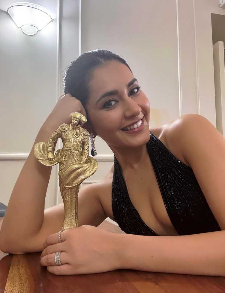 కొత్త ఫోటోలు : రాశి ఖన్నా