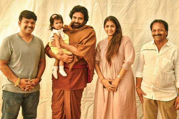 ఫోటో మూమెంట్: ‘వీరమల్లు’ దర్శకుని హ్యాపీ ఫ్యామిలీతో పవర్ స్టార్!