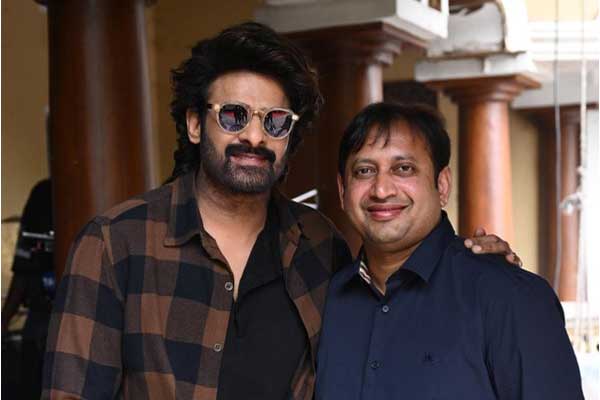 పిక్ టాక్: మాస్ ప్రొడ్యూసర్ తో క్లాస్ లుక్ లో అదరగొట్టిన ప్రభాస్!