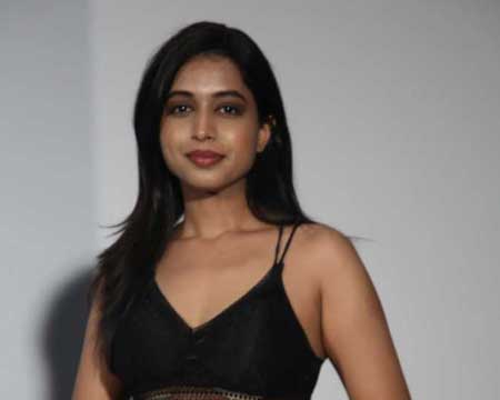 కొత్త ఫోటోలు : రితికా చక్రవర్తి