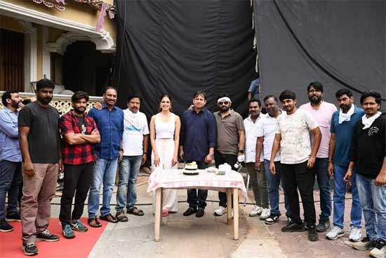 ఫోటో మూమెంట్ : ‘ది రాజాసాబ్’ సెట్స్‌లో నిర్మాత SKN పుట్టినరోజు వేడుకలు