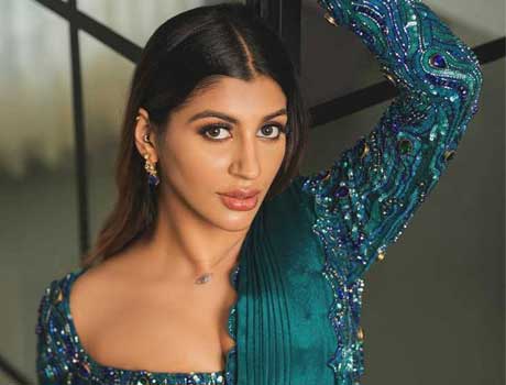 Yashika-Aannand