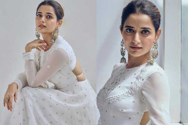 ఫోటోలు : అందమైన ఆషికా రంగనాథ్