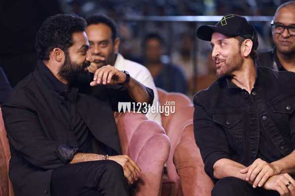 ‘వార్ 2’: తారక్ అభిమాన సంద్రం చూసి షాకైన హృతిక్ చెప్పిన మాట