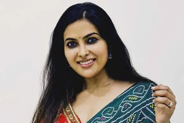 కొత్త ఫోటోలు : దివి వడ్థ్య