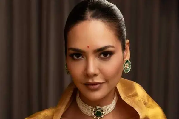 కొత్త ఫోటోలు : ఈషా గుప్తా