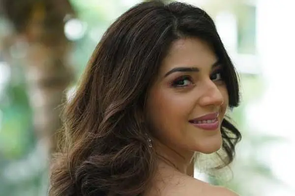 కొత్త ఫోటోలు : మెహ్రీన్ పిర్జాదా