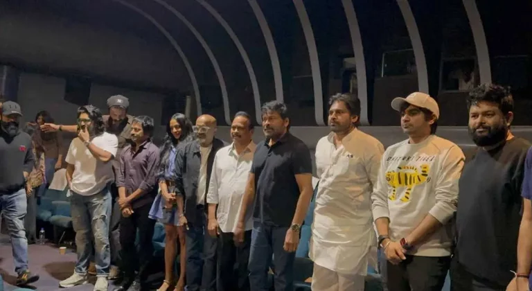 ఫోటో మూమెంట్: ‘ఓజి’ స్పెషల్ స్క్రీనింగ్ లో చిరు, పవన్, రామ్ చరణ్