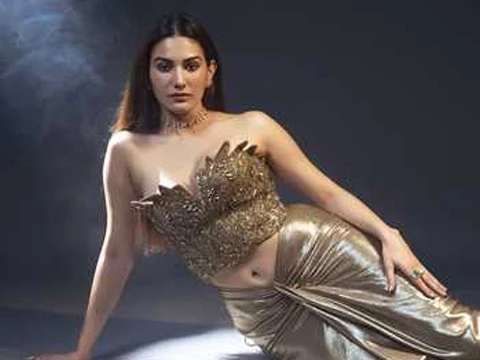 ఫోటోలు : గ్లామరస్ అమ్ర్య దస్తూర్