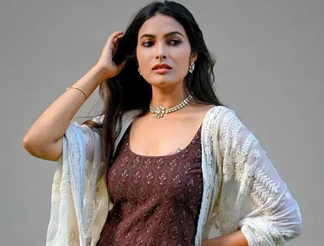 కొత్త ఫోటోలు : దివి వడ్థ్య