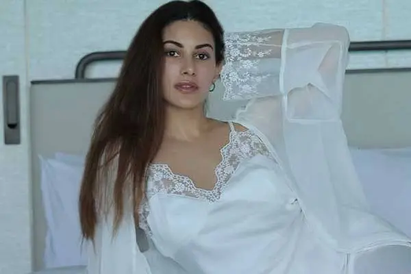 గ్లామరస్ ఫోటోలు: అమైరా దస్తూర్