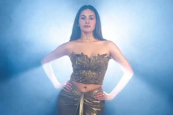 ఫోటోలు : గ్లామరస్ అమైరా దస్తూర్