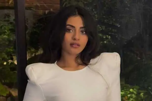 కొత్త ఫోటోలు : నయన్ సారిక