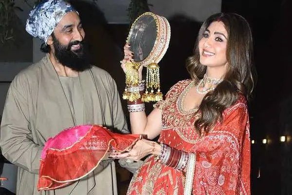 ఫోటోలు: కర్వా చౌత్ వేడుకల కోసం అనిల్ కపూర్ వద్ద సెలబ్రిటీలు గుమిగూడారు