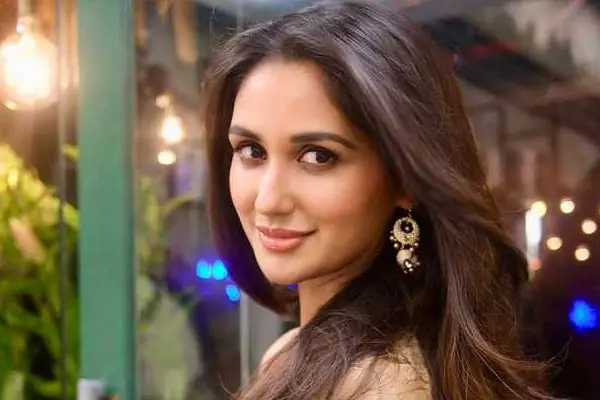 కొత్త ఫోటోలు : నికితా దత్తా