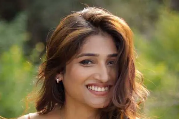 కొత్త ఫోటోలు : ప్రియా వడ్లమాని