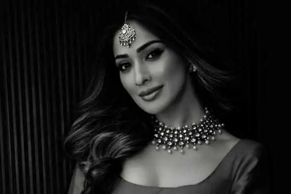 కొత్త ఫోటోలు : రాయ్ లక్ష్మి