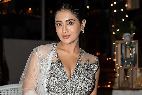 ఫోటోలు: గ్లామరస్ రాశి సింగ్