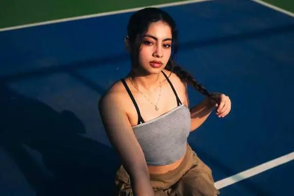 కొత్త ఫోటోలు : శ్రియ కొంతం