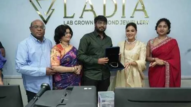 విశాఖలో లాడియ డైమండ్ జ్యువెలరీ ప్రారంభించిన సంయుక్త మీనన్