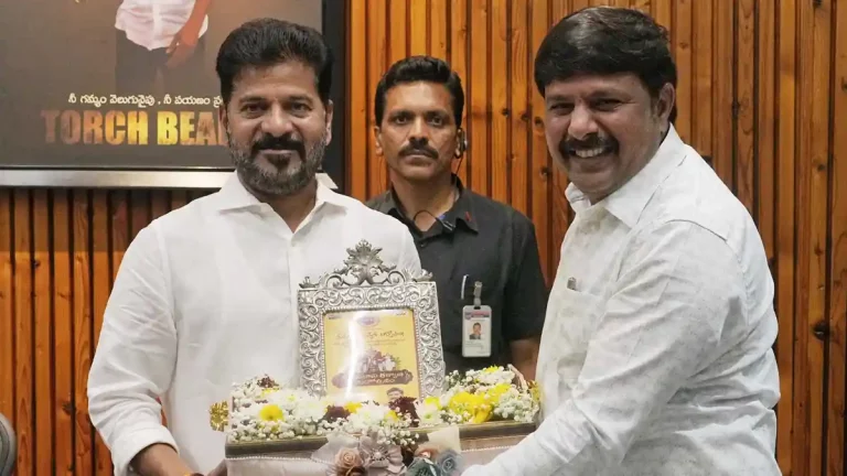 సీఎం రేవంత్ రెడ్డిని శ్రీనివాస కళ్యాణానికి ఆహ్వానించిన మహా గ్రూప్ చైర్మన్ వంశీకృష్ణ