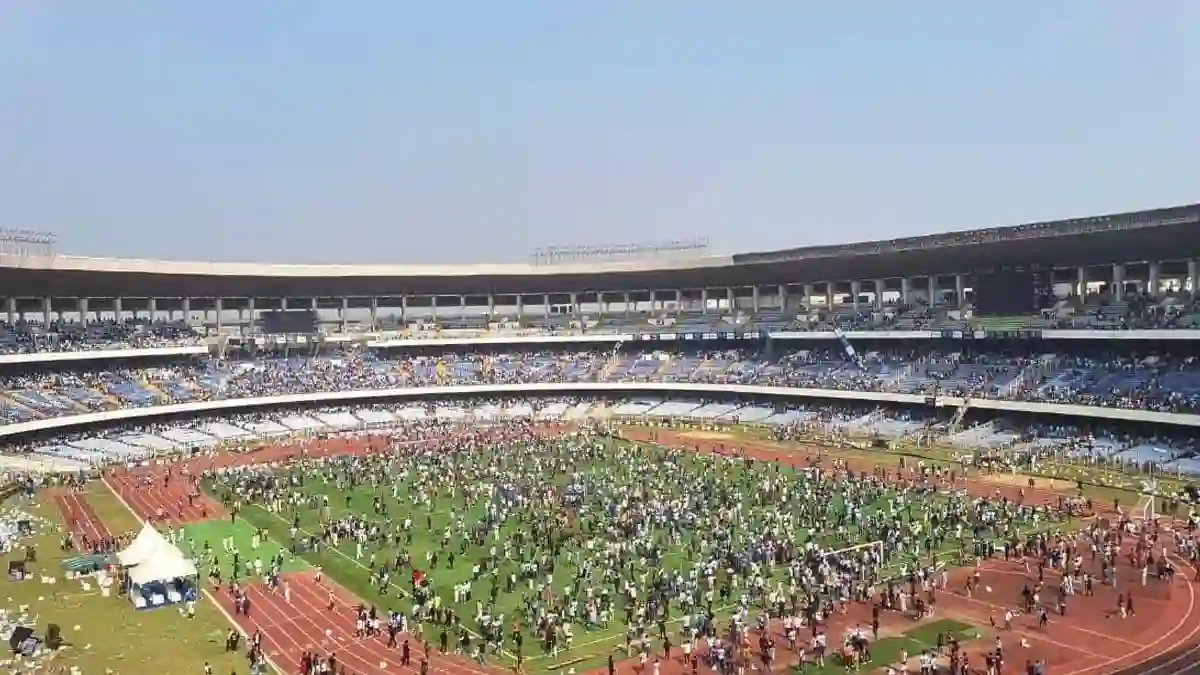 మెస్సీ ఫ్యాన్స్ ఆగ్రహం: బాటిల్స్ విసిరి, కుర్చీలు విరగ్గొట్టి రచ్చ రచ్చ.. సారీ చెప్పిన సీఎం మమతా బెనర్జీ!! 1 Lionel Messi