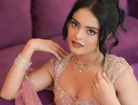 ఫోటోలు : రాజా సాబ్ బ్యూటీ రిద్ధి కుమార్