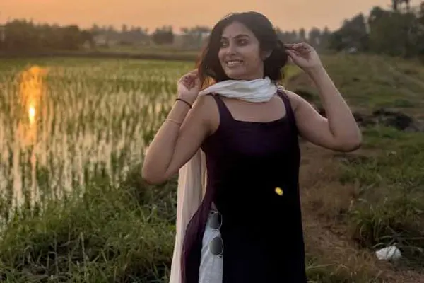 కొత్త ఫోటోలు : దివి వడ్థ్య