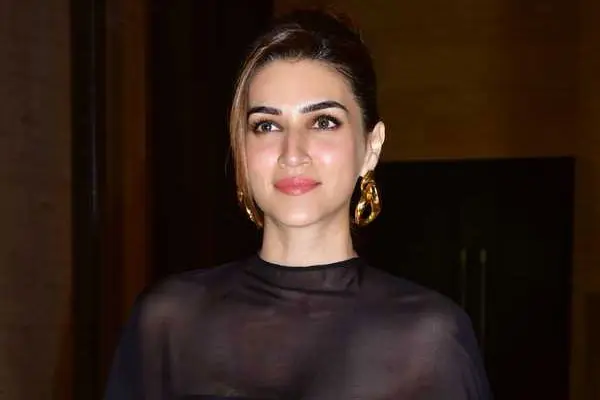 ఫోటోలు : మోటోరోలా సిగ్నేచర్ లాంచ్ ఈవెంట్‌లో కృతి సనన్