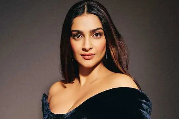 ఫోటోలు: తన బేబీ బంప్ తో సోనమ్ కపూర్