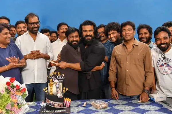 ఫోటోలు : ‘పెద్ది’ సెట్స్ లో బుచ్చిబాబు సానా పుట్టినరోజు వేడుకలు జరిపిన రామ్ చరణ్, అండ్ కో