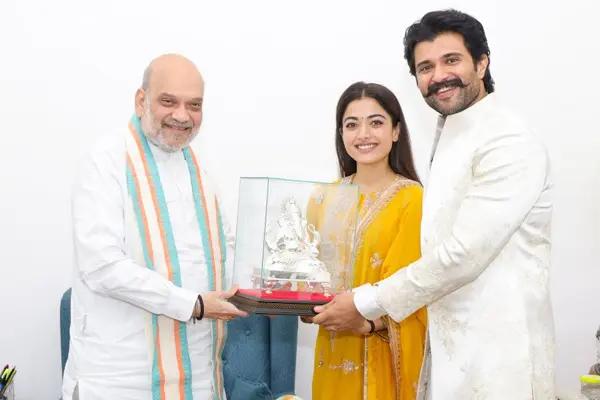 ఫోటోలు : కేంద్ర హోం మంత్రి అమిత్ షాను కలిసిన నూతన జంట విజయ్-రష్మిక 