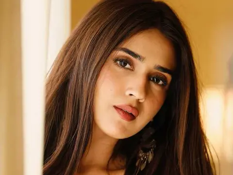 గ్లామరస్ ఫోటోలు : రోష్ని వాలియా