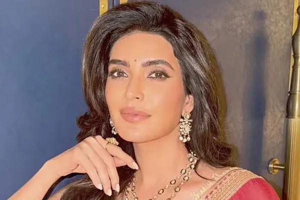 కొత్త ఫోటోలు : కరిష్మా తన్నా