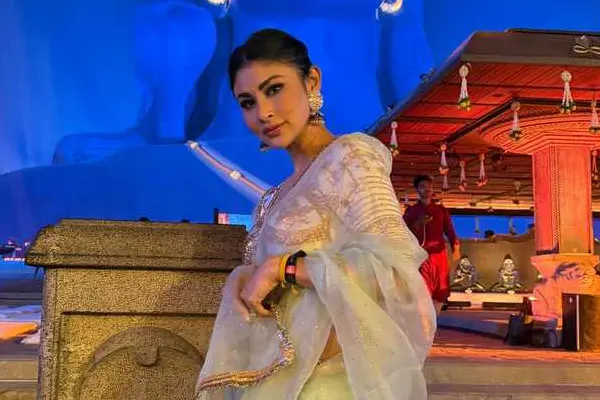 కొత్త ఫోటోలు : మౌని రాయ్