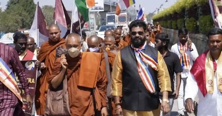 ​బౌద్ధ భిక్షువుల పాదయాత్రలో ‘కింగ్ బుద్ధ’ చిత్ర బృందం