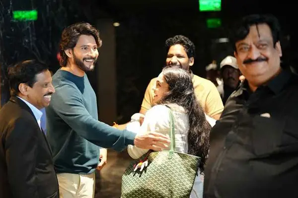 ఫోటోలు : బెంగళూరులోని AMB సినిమాస్‌ను సందర్శించిన సూపర్‌స్టార్ మహేష్ బాబు