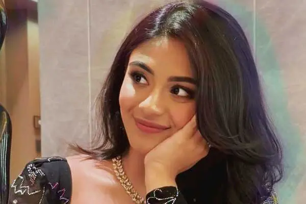 కొత్త ఫోటోలు : నయన్ సారిక