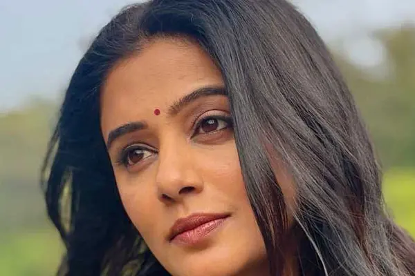 కొత్త ఫోటోలు : ప్రియ మణి