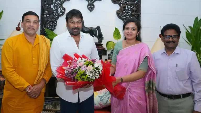 ఫోటోలు : ఎన్టీఆర్ జాతీయ చలనచిత్ర అవార్డు ఆహ్వానాన్ని అందజేయడానికి TGFDC అధికారులు చిరంజీవిని కలిశారు.