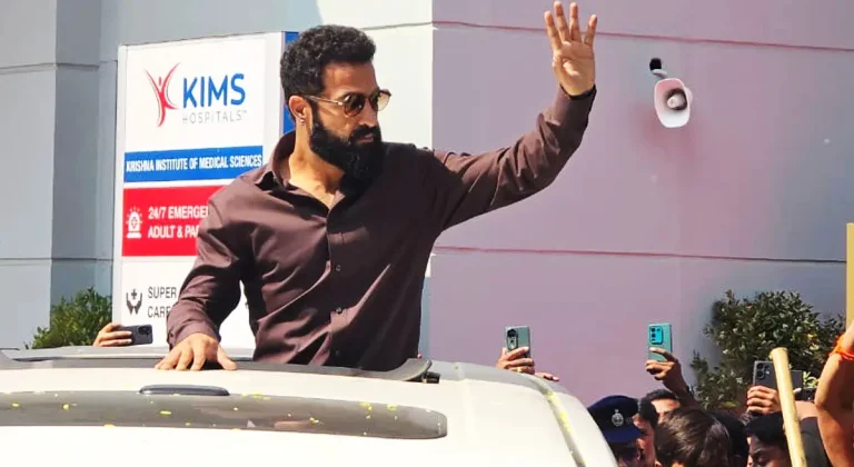 గ్యాంగ్‌స్టర్ లుక్‌లో తారక్.. బెంగళూరులో మాస్ చూపెట్టిన ఫ్యాన్స్..!