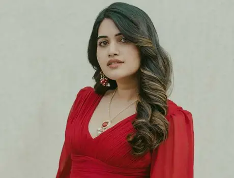 కొత్త ఫోటోలు : స్రవంతి చోకరపు