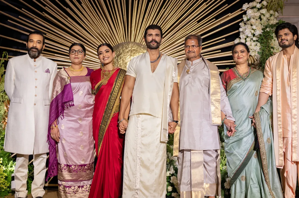 A Picture-Perfect Moment: అంగరంగ వైభవంగా 'విరోష్' రిసెప్షన్.. సంప్రదాయ దుస్తుల్లో మెరిసిపోతున్న కొత్త జంట 1 Vijay Deverakonda and Rashmika Mandanna Shine with Family