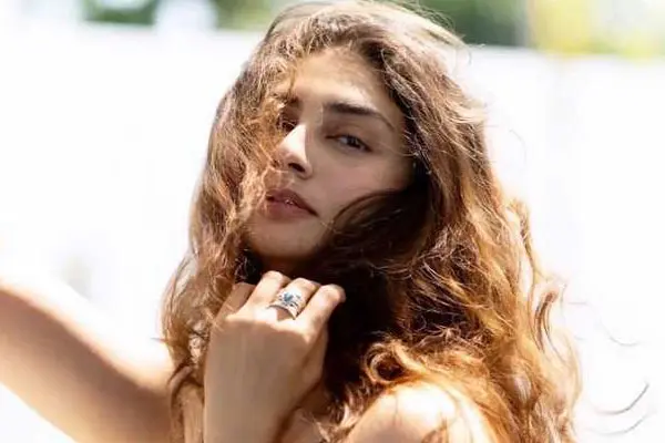 గ్లామరస్ ఫోటోలు : నజియా డేవిసన్