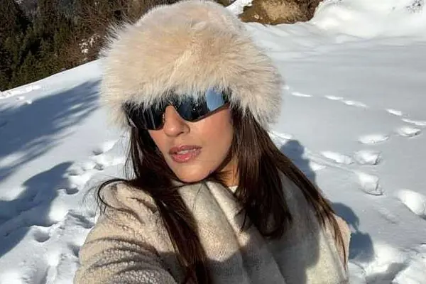 కొత్త ఫోటోలు : కావ్య థాపర్