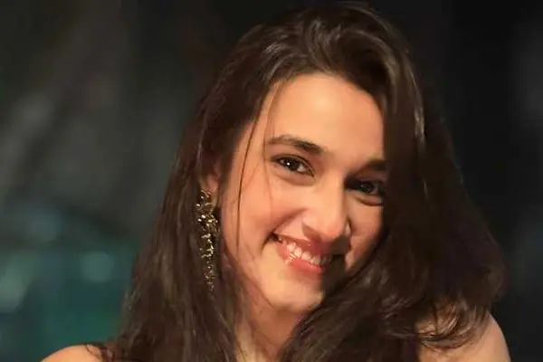 కొత్త ఫోటోలు : నువేక్ష