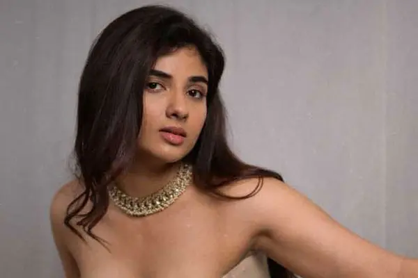 గ్లామరస్ ఫోటోలు : ప్రజ్ఞా నాగ్రా